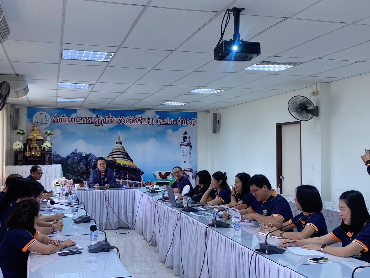 title - ผู้ตรวจราชการ ส.ป.ก. (เขต 15,16 และ 17) ประชุมตรวจติดตามความก้าวหน้าการดำเนินงานตามแผนงานตรวจราชการและลงพื้นที่โครงการที่เกี่ยวข้องในเขตปฏิรูปที่ดิน ประจําปีงบประมาณ 2568 รอบที่ 2 ณ ส.ป.ก.จังหวัดลำปาง